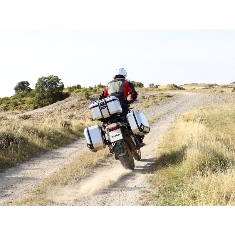 Kompletná sada hliníkových kufrov SHAD TERRA, 48 litrový vrchný kufor, 47/47 litrový bočné kufre, vrátane montážnej sady a platni SHAD HONDA CB 500 X