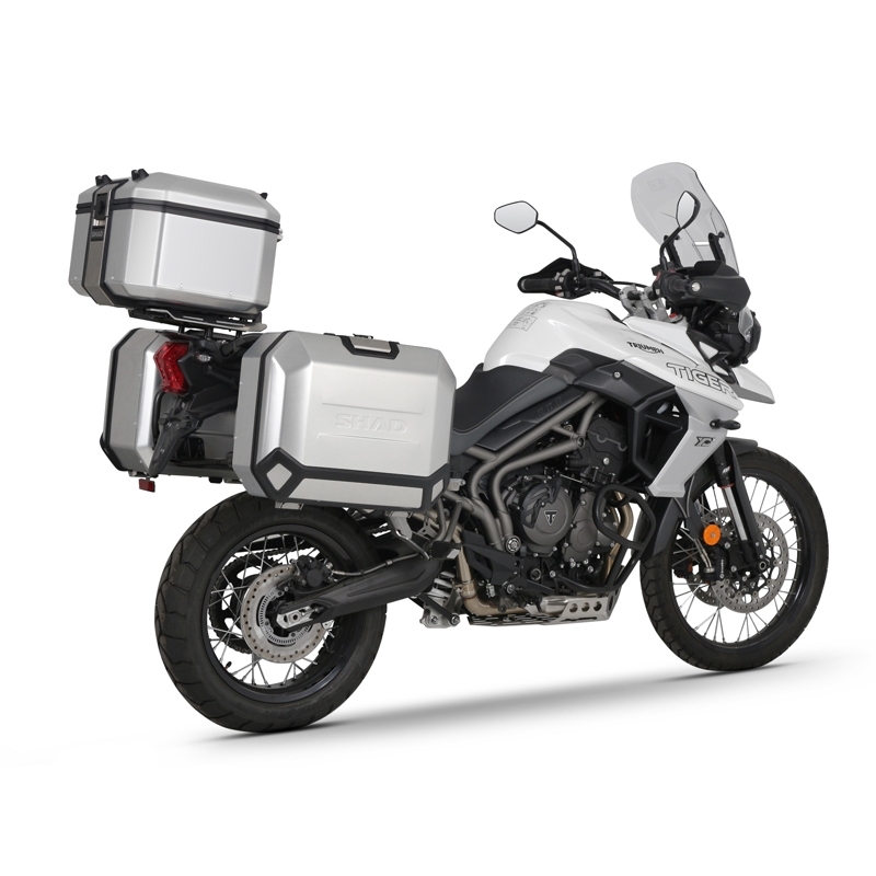 Kompletná sada čiernych hliníkových kufrov SHAD TERRA BLACK , 37 litrov vrchný kufor, 36/47 litrov bočné kufre, vrátane montážnej sady a platni SHAD TRIUMPH Tiger 800