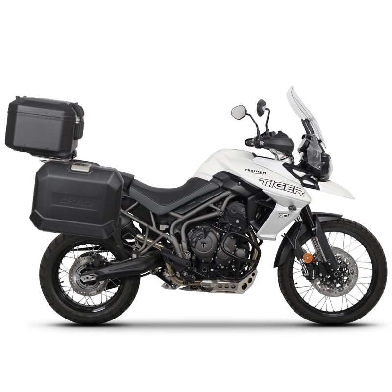 Kompletná sada čiernych hliníkových kufrov SHAD TERRA BLACK , 48 litrov vrchný kufor, 36/47 litrov bočné kufre, vrátane montážnej sady a platni SHAD TRIUMPH Tiger 800