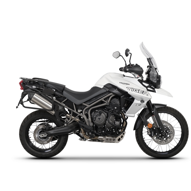 Kompletná sada čiernych hliníkových kufrov SHAD TERRA BLACK , 48 litrov vrchný kufor, 36/47 litrov bočné kufre, vrátane montážnej sady a platni SHAD TRIUMPH Tiger 800