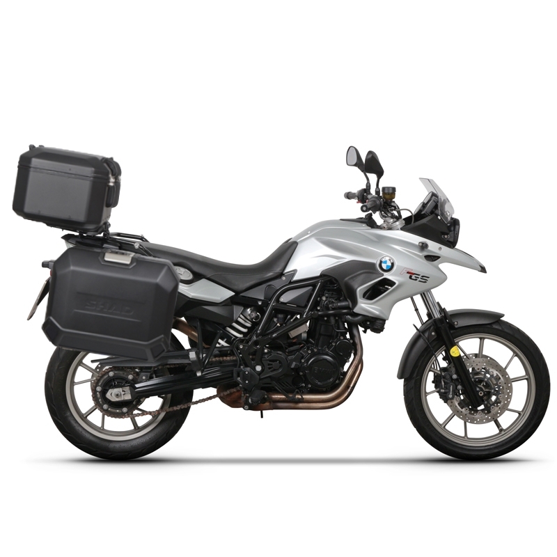 Kompletná sada čiernych hliníkových kufrov SHAD TERRA BLACK , 48 litrov vrchný kufor, 36/47 litrov bočné kufre, vrátane montážnej sady a platni SHAD BMW F 650 GS/ F 700 GS/ F 800 GS