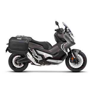 Kompletná sada bočných čiernych hliníkových kufrov SHAD TERRA BLACK , 47/47 litrov bočné kufre, vrátane montážnej sady SHAD HONDA X-ADV 750