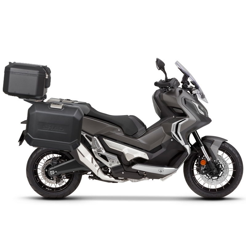 Kompletná sada čiernych hliníkových kufrov SHAD TERRA BLACK , 48 litrov vrchný kufor, 36/36 litrov bočné kufre, vrátane montážnej sady a platni SHAD HONDA X-ADV 750