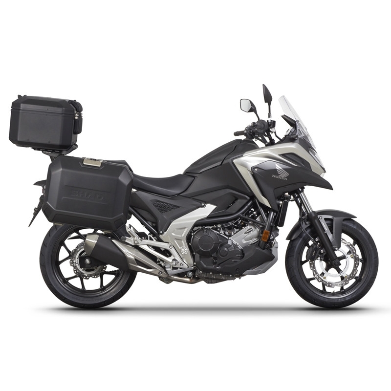 Kompletná sada čiernych hliníkových kufrov SHAD TERRA BLACK , 48 litrov vrchný kufor, 36/36 litrov bočné kufre, vrátane montážnej sady a platni SHAD HONDA NC 750 X 2021-