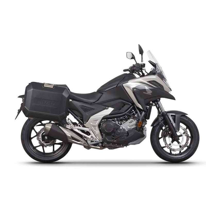 Kompletná sada bočných čiernych hliníkových kufrov SHAD TERRA BLACK , 47/47 litrov bočné kufre, vrátane montážnej sady SHAD HONDA NC 750 X 2021-