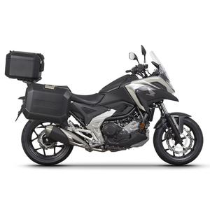 Kompletná sada čiernych hliníkových kufrov SHAD TERRA BLACK , 37 litrov vrchný kufor, 36/36 litrov bočné kufre, vrátane montážnej sady a platni SHAD HONDA NC 750 X 2021-