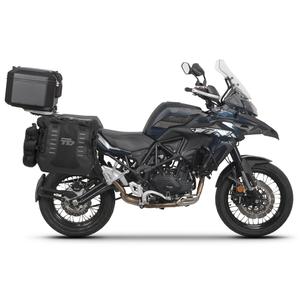 Kompletná sada sedlových brašní SHAD TERRA TR40 adventure a hliníkového kufra SHAD TERRA BLACK 55L, vrátane montážnej sady SHAD Benelli TRK 502 X