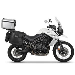 Kompletná sada sedlových brašní SHAD TERRA TR40 adventure a hliníkového kufra SHAD TERRA 55L vrátane montážnej sady SHAD TRIUMPH Tiger 800