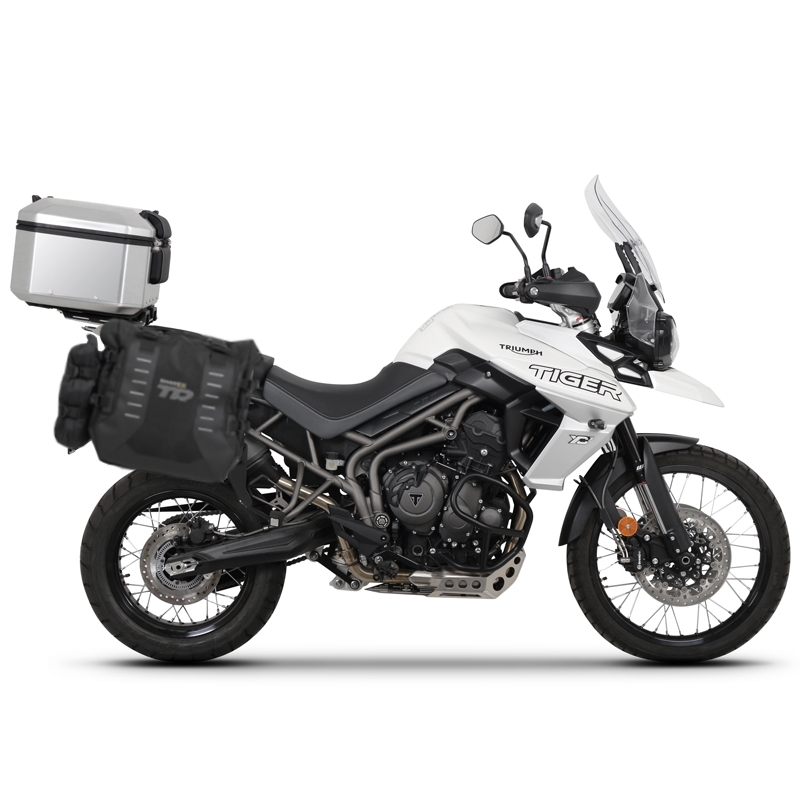 Kompletná sada sedlových brašní SHAD TERRA TR40 adventure a hliníkového kufra SHAD TERRA 55L vrátane montážnej sady SHAD TRIUMPH Tiger 800