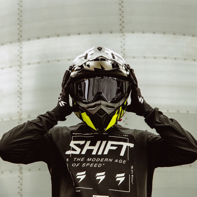 Motokrosová prilba iMX FMX-02 čierno-bielo-fluo žltá