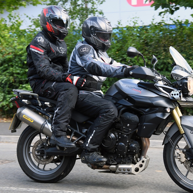 Bedrový držiak spolujazdca na motocykel Oxford