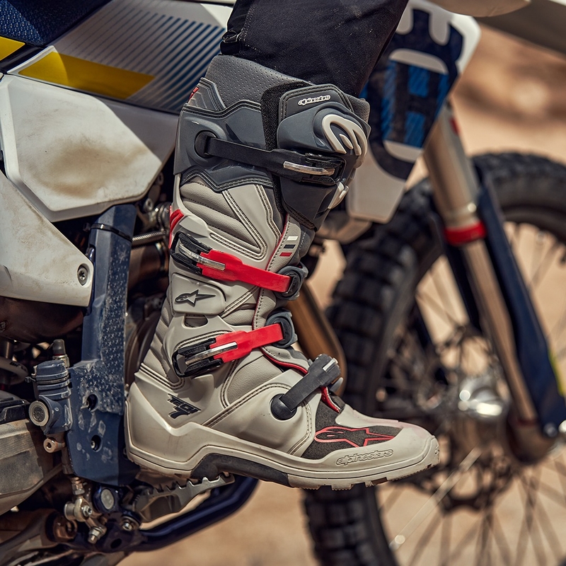 Čižmy na motocykel Alpinestars Tech 7 Enduro 2024 šedo-červeno fluorescenčno-čierne