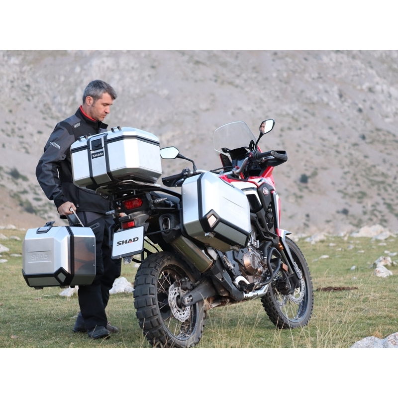 Kompletná sada hliníkových kufrov SHAD TERRA, 48 litrový vrchný kufor, 36/36 litrový bočné kufre, vrátane montážnej sady a platni SHAD SUZUKI DL 650 V-Strom
