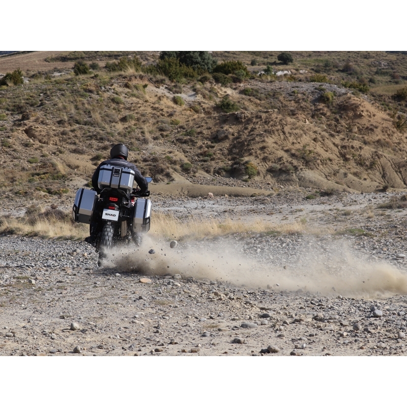 Kompletná sada hliníkových kufrov SHAD TERRA, 48 litrový vrchný kufor, 36/36 litrový bočné kufre, vrátane montážnej sady a platni SHAD SUZUKI DL 650 V-Strom