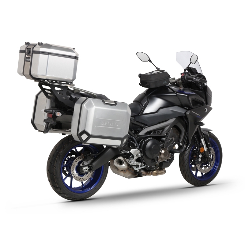 Kompletná sada čiernych hliníkových kufrov SHAD TERRA BLACK , 37 litrov vrchný kufor, 36/47 litrov bočné kufre, vrátane montážnej sady a platni SHAD YAMAHA MT-09 Tracer / Tracer 900