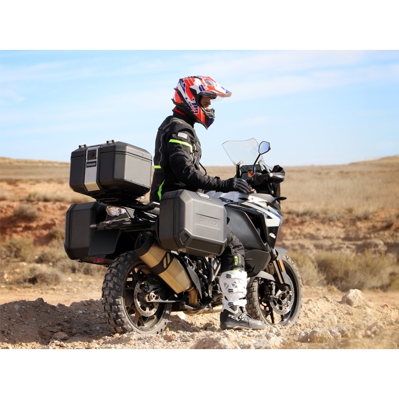 Kompletná sada čiernych hliníkových kufrov SHAD TERRA BLACK , 48 litrov vrchný kufor, 36/36 litrov bočné kufre, vrátane montážnej sady a platni SHAD HONDA X-ADV 750