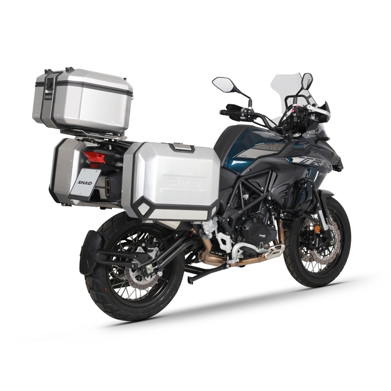Kompletná sada hliníkových kufrov SHAD TERRA, 48 litrový vrchný kufor, 47/47 litrový bočné kufre, vrátane montážnej sady a platni SHAD Benelli TRK 502 X 2022 -