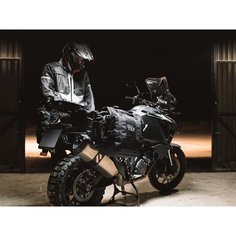 Kompletná sada sedlových brašní SHAD TERRA TR40 adventure a hliníkového vrchného kufra SHAD TERRA BLACK 48L vrátane montážnej sady SHAD HONDA CRF 1000 Africa Twin