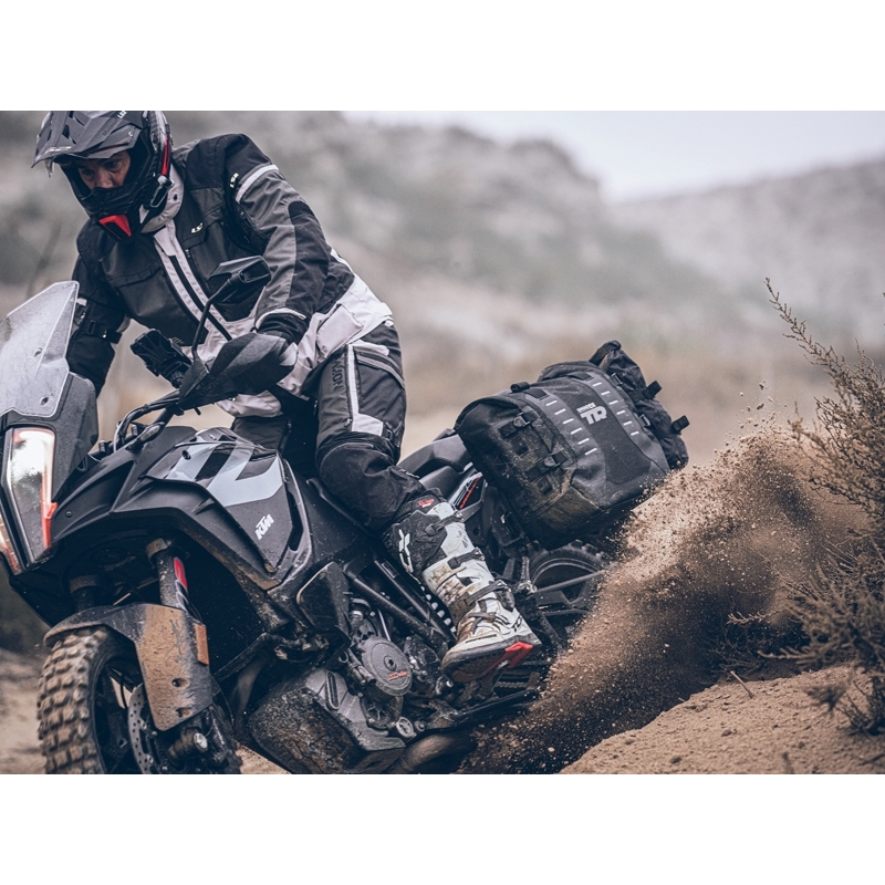 Kompletná sada sedlových brašní SHAD TERRA TR40 adventure a hliníkového vrchného kufra SHAD TERRA BLACK 48L vrátane montážnej sady SHAD HONDA CRF 1000 Africa Twin