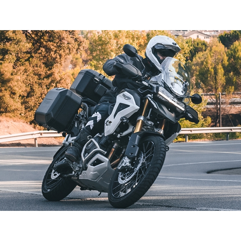 Kompletná sada sedlových brašní SHAD TERRA TR40 adventure a hliníkového kufra SHAD TERRA BLACK 55L, vrátane montážnej sady SHAD BMW F750 GS / F850 GS