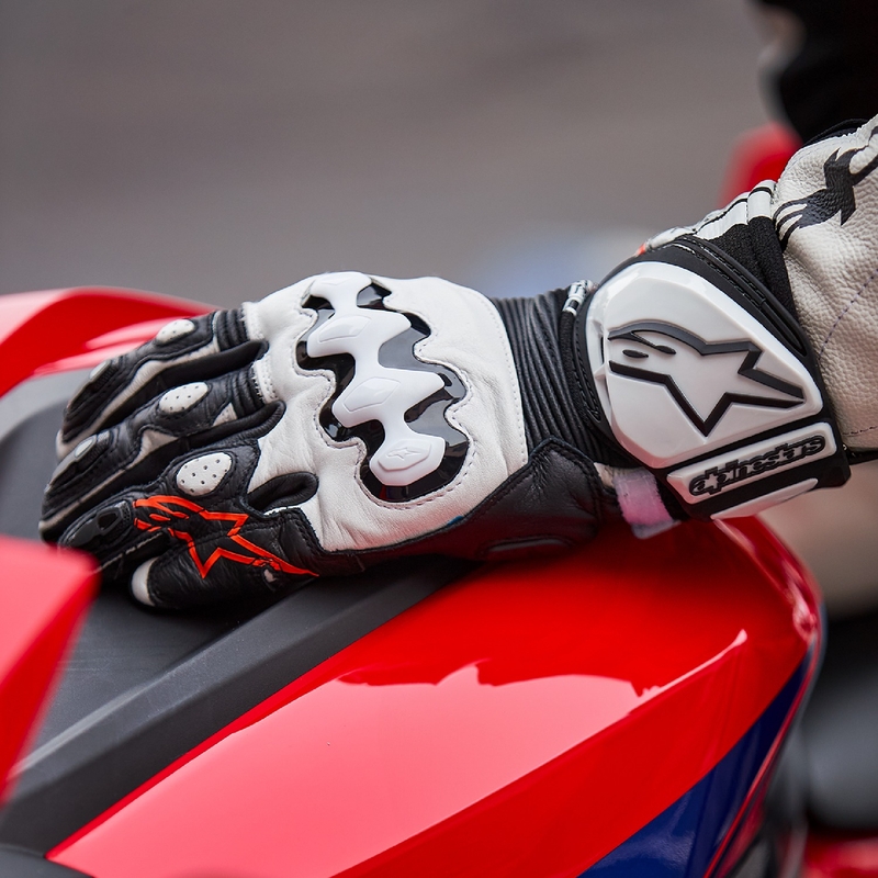 Rukavice na motorku Alpinestars GP PRO R 4 čierno-biele