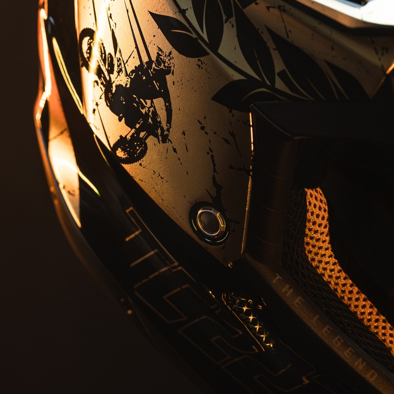 Motokrosová prilba Airoh Aviator 3.0 "TC 222 THE LEGEND" čierno-zlatá