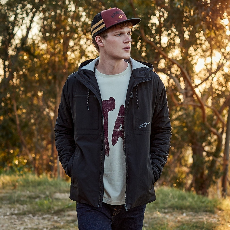 Šiltovka Alpinestars Backline Trucker tehlovo červeno-čierno-zlatá
