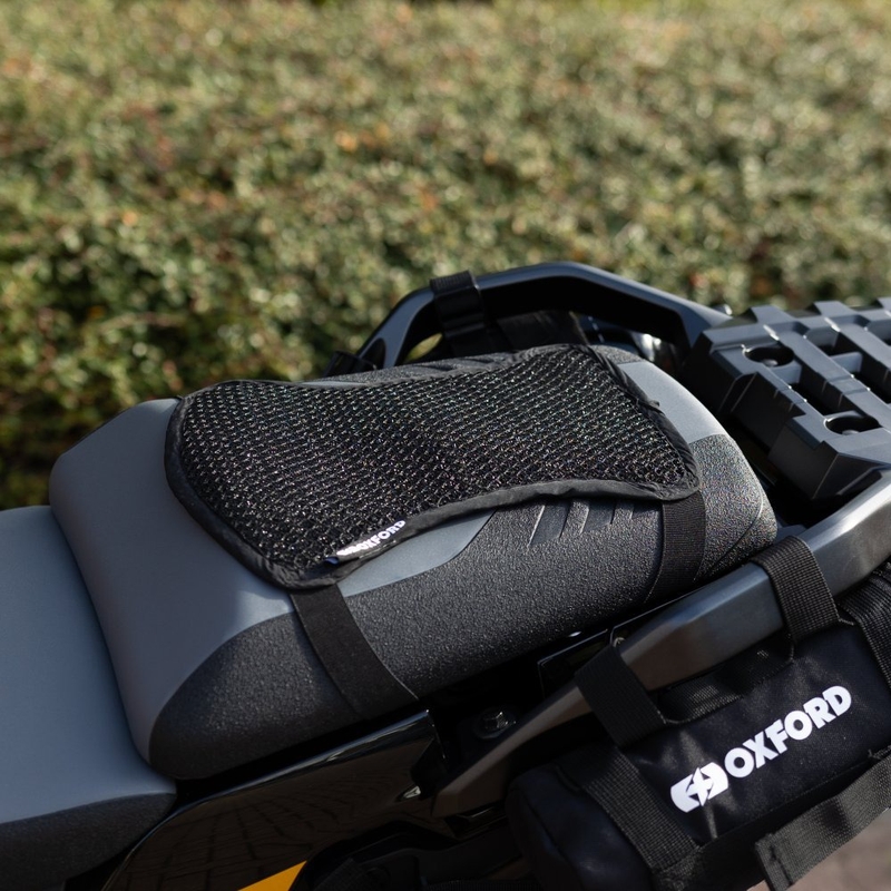 Ventilačná podložka cez sedlo spolujazdca a enduro Oxford Cool Seat Pillion And Enduro čierna