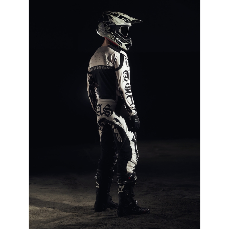 Motokrosová prilba Alpinestars Supertech S-M7 limitovaná edícia Wolf Dust pieskovo-čierna