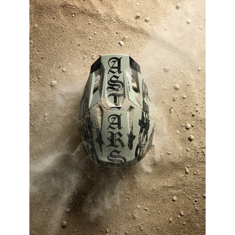 Motokrosová prilba Alpinestars Supertech S-M7 limitovaná edícia Wolf Dust pieskovo-čierna