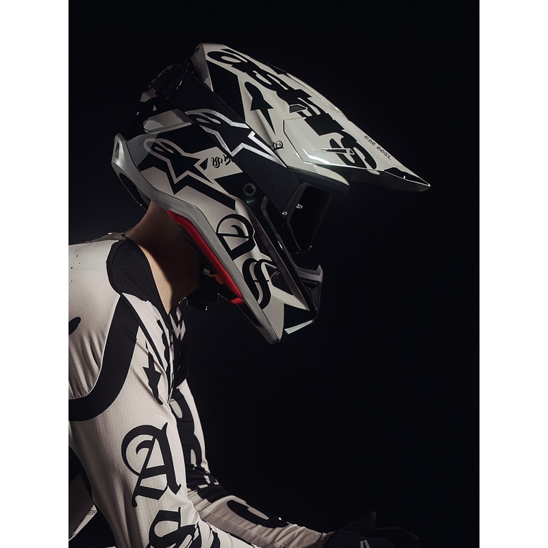 Motokrosová prilba Alpinestars Supertech S-M7 limitovaná edícia Wolf Dust pieskovo-čierna