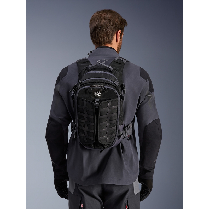 Batoh na motorku Alpinestars AT-15 čierno-sivý 15 l