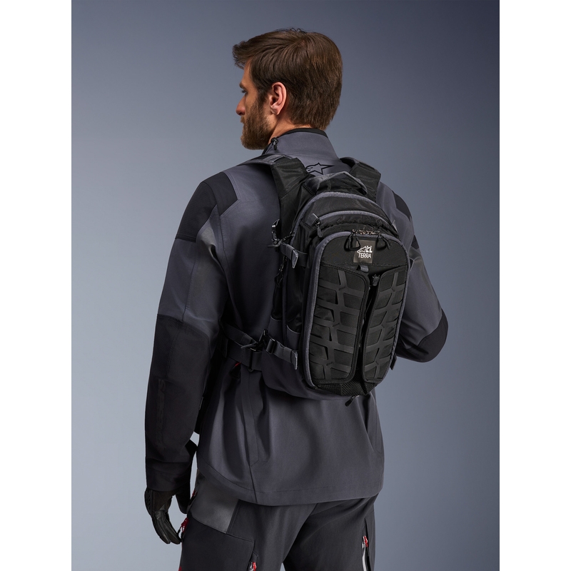Batoh na motorku Alpinestars AT-15 čierno-sivý 15 l