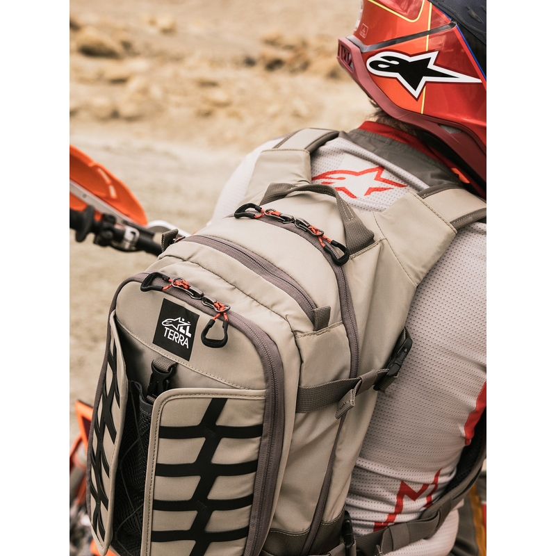 Batoh na motorku Alpinestars AT-15 čierno-sivý 15 l
